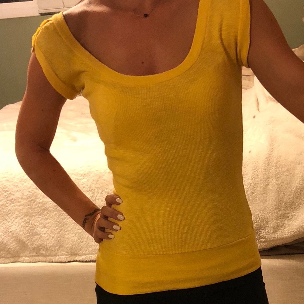 YELLOW T-SHIRT